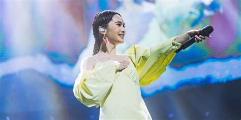 Rainie Yang's Sparkling Serenade: A Concert Filled with Nostalgia and New Beginnings!